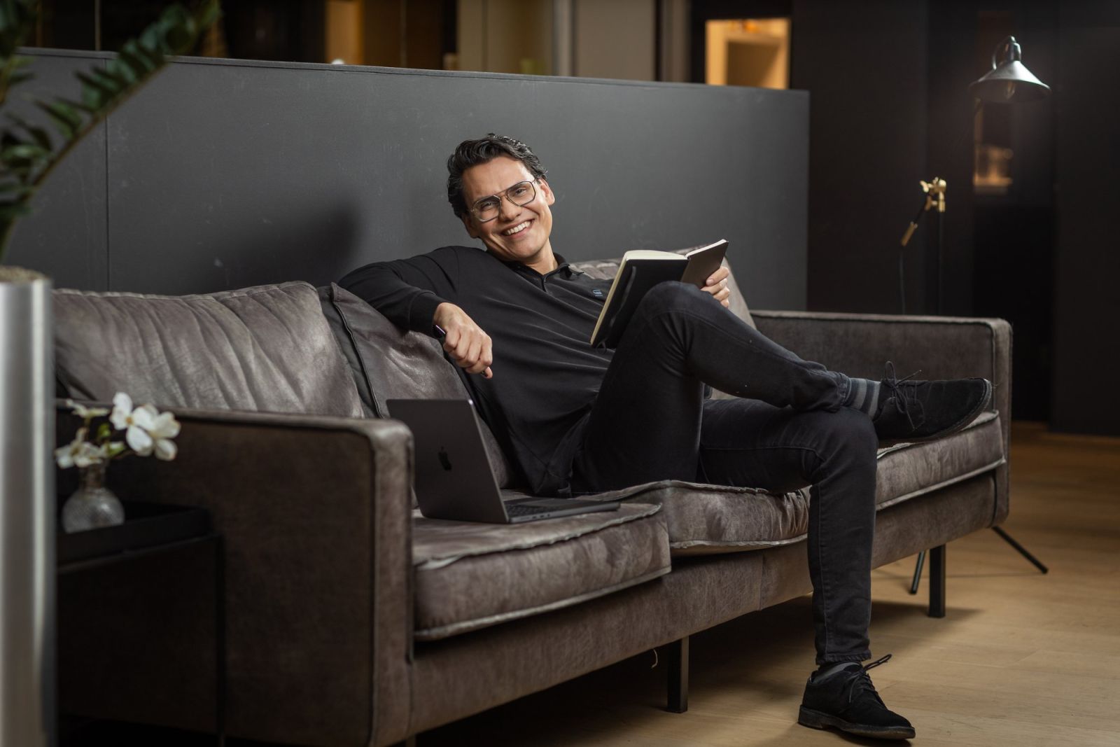 Thomas van der Kuijl op een bank met een notitieboek