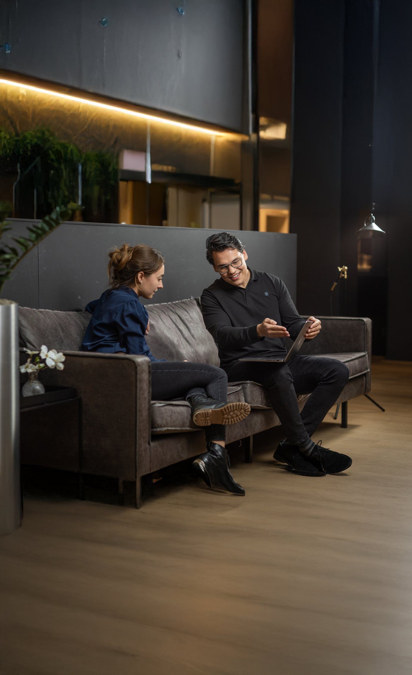 Thomas van der Kuijl en een klant samen op de bank, met een laptop